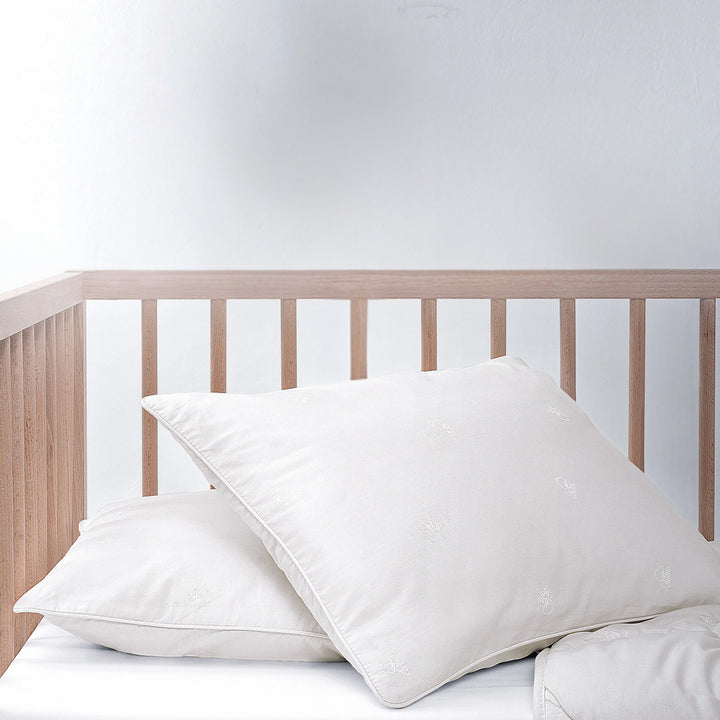 morby_kids_pillow_in_crib